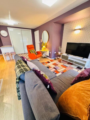 Homely and Charming 2 Bedroom Sleeps 6 w balcony